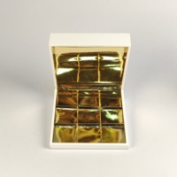Boîte à chocolats personnalisée en bois brillant avec 9 compartiments, fentes en feuille métallique, découpe laser ajourée et couvercle à charnière pour l'emballage de friandises de fêtes musulmanes