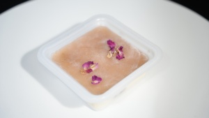 Mochi con Sabor a Queso Congelado, Certificado Halal, Bajo en Grasa, con Sabor Dulce Natural y Pétalos de Rosa Reales, en Oferta - Product Image 5
