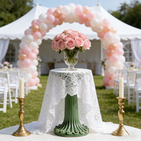 Statue en résine sur piédestal à cannelures vert vintage - Peinte à la main, support décoratif pour cérémonie de mariage en extérieur