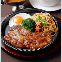 Restoran menggunakan BBQ Steak piring panggangan dengan dasar kayu besi cor Oval piring pengayak untuk Steak melayani makanan pengayak piring panas