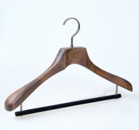 Cintre de luxe en bois naturel à un seul niveau avec barre en velours, personnalisable avec logo, vente en gros pour fabricants