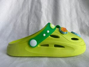 Pantuflas Verdes de PVC con Diseño Transpirable para Uso Casual de Verano - Product Image 1