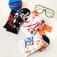 Chaussettes mi-mollet en tricot personnalisées à imprimé numérique graffiti, motif éclaboussures d'encre, style streetwear, chaussettes décontractées de marque