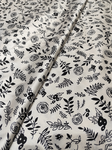 Tissu satiné lisse 100% polyester imprimé multicolore pour la couture, les travaux manuels, les robes de mariée, les projets pour filles - Léger - Product Image 2