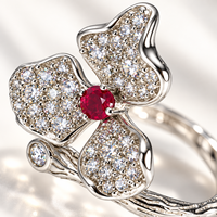 Blumenförmiger 925 Sterling Silber Ring mit Rotem Rubin, Funkelndes Pavé-Blütenblatt-Design, Eleganter Naturinspirierter Damenring