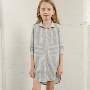 Camisas Infantiles de Color Claro con Rayas Verticales, Cortas por Delante y Largas por Detrás, con Dos Bolsillos, Disponibles en Línea - Product Image 1