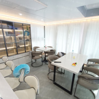 Bateau-maison flottant en aluminium de 12 m avec bar, barbecue et cuisine climatisée, idéal pour la location ou comme restaurant aquatique.