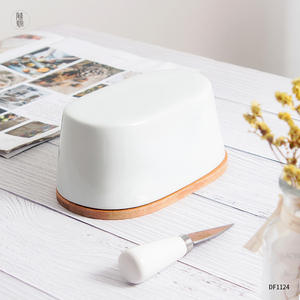 Plato para mantequilla Dongfang Pure White con base de madera y tapa hermética abatible para uso en hoteles, café y té. - Product Image 1
