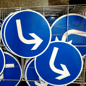Panneaux de signalisation routière en aluminium réfléchissant personnalisés en gros, panneaux de signalisation de sécurité, panneaux d'avertissement, panneaux d'indication de direction - Product Image 4