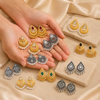 Boucles d'oreilles Jhumka Jhumki indiennes vintage plaquées or, style Bollywood, ethniques, pendantes, type lustre, bijoux traditionnels tribaux avec perles et pompons