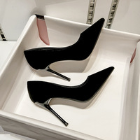 Chaussures à talons hauts élégantes pour femmes, en velours noir, à bout pointu, style stiletto, pour le bureau et les occasions formelles, vente en gros OEM ODM personnalisée