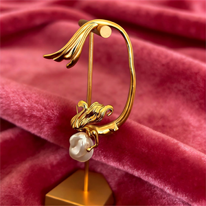 Manguito de oreja individual estilo sirena de gama alta con perlas barrocas y chapado en oro de 18 quilates - Product Image 1