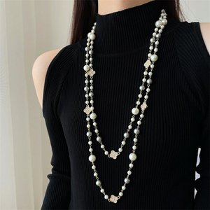 Nuova Collana Lunga di Design Firmata di Alta Gamma con Ciondolo a Quadrifoglio, Catena per Maglione con Perle e Diamanti Scintillanti dal Design di Nicchia e di Tendenza - Product Image 2
