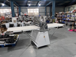 Machine à feuilleter la <span class=keywords><strong>pâte</strong></span> à croissant et à <span class=keywords><strong>pâte</strong></span> <span class=keywords><strong>feuilletée</strong></span>, équipement de boulangerie économique - Product Image 4