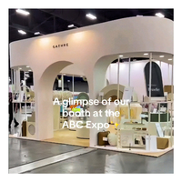 Stand d'exposition modulaire en bois haut de gamme de grande taille avec comptoir de présentation et service d'installation