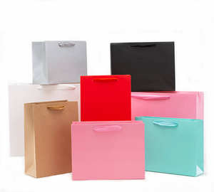 ขายส่ง<span class=keywords><strong>ราคา</strong></span><span class=keywords><strong>ถูก</strong></span>ถุงกระดาษแบบพกพานํา<span class=keywords><strong>มา</strong></span>ใช้ใหม่กระดาษคราฟท์สีขาวสีดําถุงช้อปปิ้งพร้อมที่จับสําหรับรองเท้าและเสื้อผ้า - Product Image 1