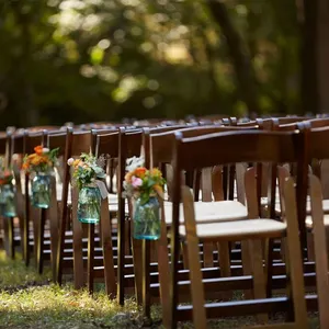 Vente en gros de chaises pliantes en bois naturel rembourrées ivoire empilables pour banquet d'événements pour mariage