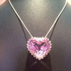 Collana con Ciondolo a Cuore Rosa per Donne, Elegante Gioiello d'Amore, Accessorio di Moda per Uso Quotidiano, Idea Regalo - Product Image 1