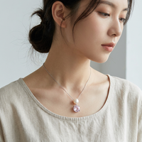 Collier Pendentif ZG Élégant et Délicat avec Perle et Breloque Zircon Rose Facetté, Bijou Plaqué Rhodium