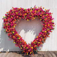 Arche de fleurs en forme de cœur en soie rose vif, faite à la main, personnalisée par NINI Factory, pour la décoration de mariage ou les propositions de mariage