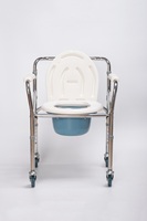 Chaise confortable avec verrou sur les roues, avec accoudoirs rembourrées