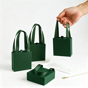 Boîte à bijoux élégante à porter à la main avec poignée en ruban vert, boîte cadeau en papier avec logo personnalisé pour emballage de bijoux et de boucles d'oreilles - Product Image 3
