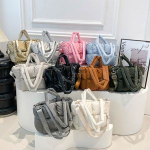 Sac fourre-tout matelassé pour femme, très tendance, en nylon résistant à l'eau, sacs à main gonflés d'été avec bandoulière, logo personnalisé, 10 couleurs disponibles - Product Image 6