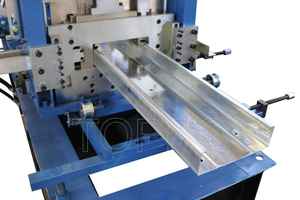 Máquina formadora de correas en forma de CZ de alta precisión Máquina formadora de rollos para Material de construcción - Product Image 3