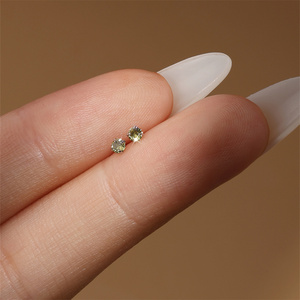 Aretes Pequeños de Plata de Ley S925 CANNER con Circonitas de Colores en Oro Blanco, Rosa, Verde Oliva, Rosa Claro y Morado Claro - Product Image 3