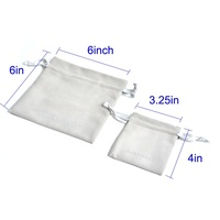 Sac cadeau pour bijoux en microfibre suédée douce gris clair avec logo argenté personnalisé et cordon de serrage