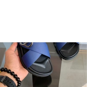 รองเท้าแตะหนังสีน้ำเงินแบบสายไขว้, รองเท้าลำลองโลโก้โลหะสำหรับผู้ชาย/ผู้หญิง, รองเท้าแตะเปิดนิ้วเท้าสำหรับฤดูร้อนและชายหาด - Product Image 1