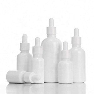 Flacon compte-gouttes de luxe en verre blanc brillant de 30 ml pour huiles essentielles, avec pipette et bouchon à vis blanc - Product Image 1