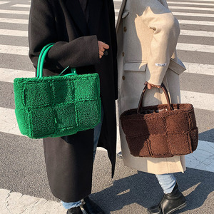 Bolso de mano de piel de invierno para mujer, <span class=keywords><strong>bolsa</strong></span> de mano cuadrada de felpa tejida con cordero cálido, a la moda, 2023 - Product Image 6