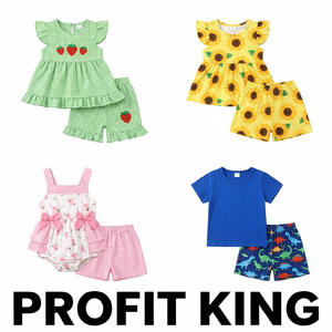 Conjunto de Dos Piezas de Verano para Niña Pequeña, Listo para Enviar, con Estampado de Fresas en Cuadros Verdes, Bordado, Algodón, con Volantes, en Liquidación - Product Image 1