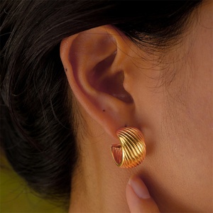 Bijoux haut de gamme, boucles d'oreilles en forme de C, plaquées or, en acier inoxydable, pour femmes - Product Image 2