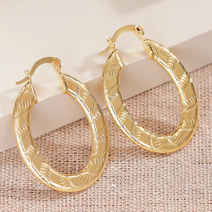Orecchini a polsino a forma di U da donna, gioielli alla moda con texture intagliata minimalista, accessorio elegante per l'uso quotidiano - Product Image 4