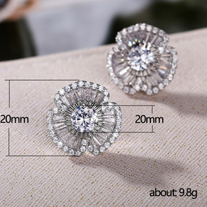 Orecchini a perno con camelia in zirconi pavé, stile lusso leggero francese, gioielli floreali dolci e versatili - Product Image 3