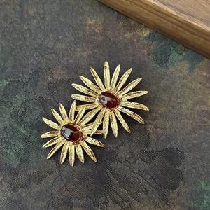 Corsage de Girasol con Granate Rojo Estilo Antiguo Europeo, Broche de Flor de Cobre Chapado en Oro Hecho a Mano, Regalo de Joyería - Product Image 1