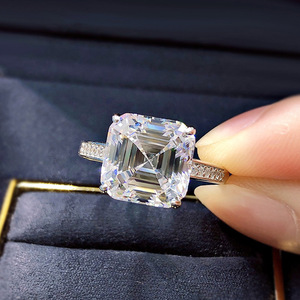 Anello classico con pietra quadrata a quattro punte per donna, gioielli di moda dal design elegante intarsiato - Product Image 4