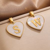 Pendentif Alphabet Coquillage Cœur |   Breloque lettre initiale incrustée de nacre |   Breloque en acier inoxydable plaqué or 18 carats PVD, résistante à l'eau