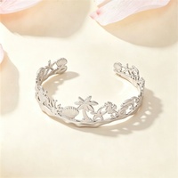 Brazalete Abierto de Acero Inoxidable Chapado en Oro PVD de 18K, Brazalete Hueco con Diseño de Playa, Palmera, Estrella de Mar, Concha, Caballito de Mar y Delfín