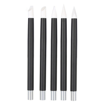 Stylo de gravure et de gaufrage pour nail art avec embout perforé, manche en acrylique, virole sertie et tête en silicone