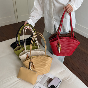 Sacs à bandoulière spacieux en paille naturelle tressée, style bohème rustique, avec perles en bois et pompons, faits à la main - Product Image 5
