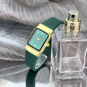 <span class=keywords><strong>Montre</strong></span> à quartz de luxe à cadran carré avec bracelet en silicone multicolore, boîtier doré vintage, accessoire de mode élégant pour <span class=keywords><strong>femme</strong></span>, cadeau - Product Image 2