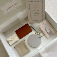 En gros, Ensemble cadeau de soins pour les lèvres brillants en cuir et acier inoxydable, comprenant un miroir de sac, un porte-clés et un pendentif, Pom