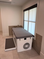 Baignoire Spa Intégrée en Acrylique Blanc/Noir avec Refroidisseur Intégré pour Bain de Glace et Plongée Froide en Extérieur pour la Récupération des Athlètes