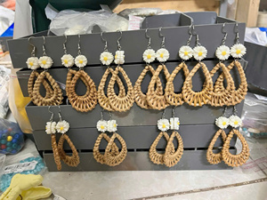 Boucles d'oreilles pendantes en rotin tressé triangulaires en laiton, faites à la main, style bohème naturel, bijoux pour enfants pour anniversaire - Product Image 5