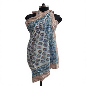 Pareo de algodón estampado a mano en azul acero y rosa empolvado, pareo bohemio para la playa, pareo ligero de verano, pareo hecho a mano y ecológico. - Product Image 1