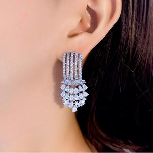 ต่างหูระย้าทรงหยดน้ำประดับเพชรซิคอนทรงลูกแพร์ 3A ชุบโรเดียม ดีไซน์หรูหราสำหรับผู้หญิง งานแต่งงาน รูปทรงพืช ทำจากทองเหลือง - Product Image 1