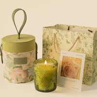 Bougie en cire de soja naturelle faite à la main dans un récipient en verre vert olive gravé avec un tube cadeau portable